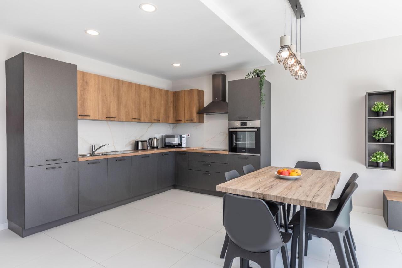 Unique Penthouse With Private Heated Jacuzzi, Close To Restaurants And Night Life Is-Swieqi Exterior foto