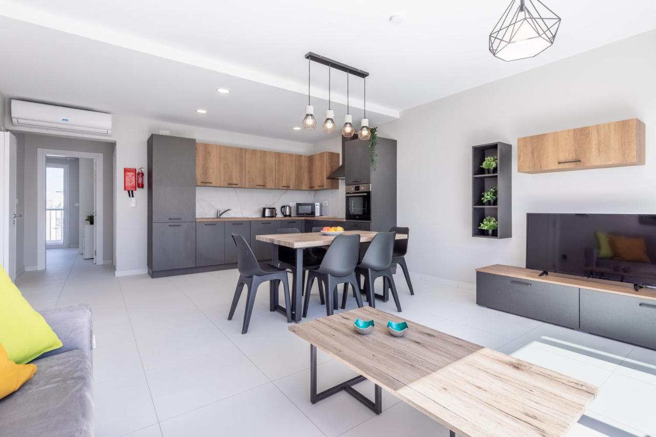 Unique Penthouse With Private Heated Jacuzzi, Close To Restaurants And Night Life Is-Swieqi Exterior foto