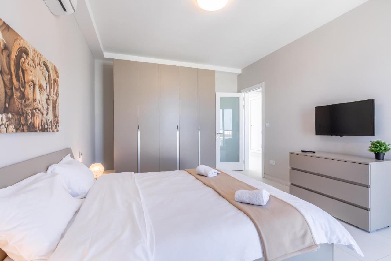Unique Penthouse With Private Heated Jacuzzi, Close To Restaurants And Night Life Is-Swieqi Exterior foto